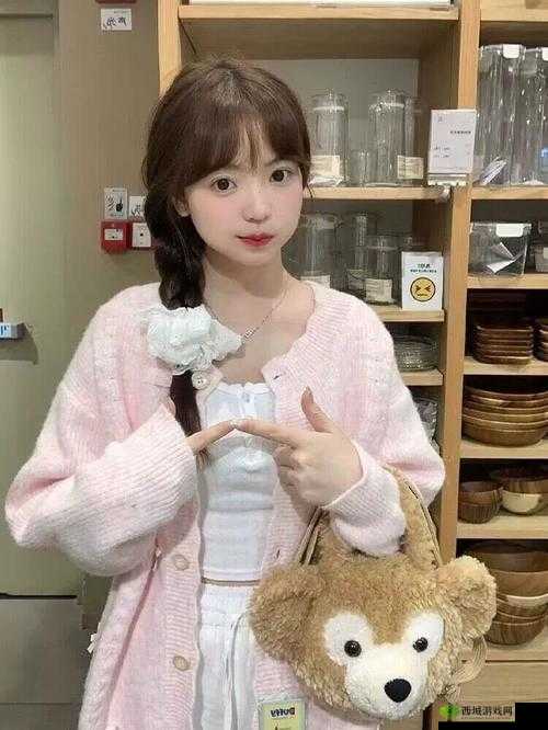 妹妹今日粉衣：纯真可爱惹人怜
