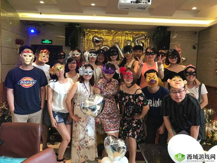 参加面具舞会遇到老妈的感人故事：惊喜与感动