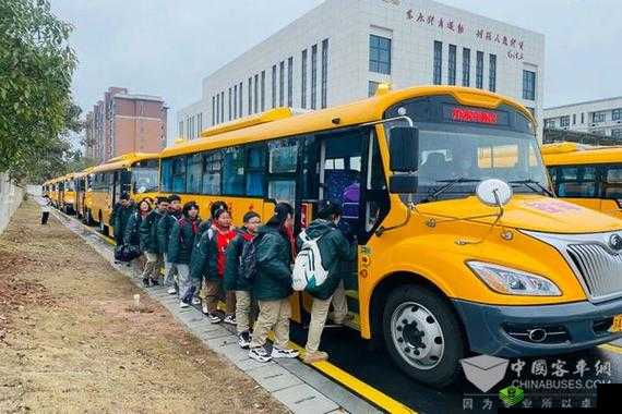 成为全校公交车的日常生活：校园生活别样精彩