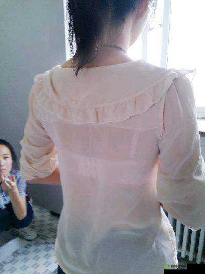 夏天校服透致 R 头凸出的尴尬状况