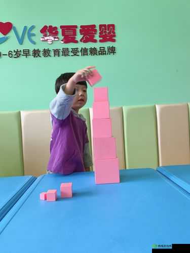 野外一面膜上边及下边汇聚各平台精品内容：精彩呈现